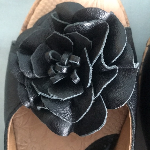 b.o.c. black leather, ankle closure, leather flower motif, wedge sandals size 9 - Picture 10 of 12